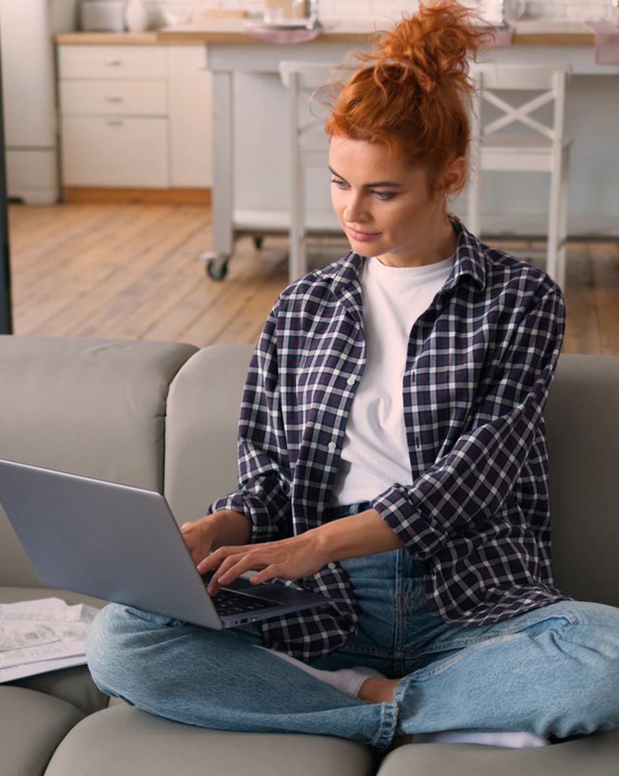 Банкам разрешат заключать договоры с новыми клиентами по видеосвязи. Центральный банк Российской Федерации активно работает над созданием экспериментально-правового режима, который призван облегчить процесс открытия счетов и оформления банковских продуктов. Этот режим даст кредитным организациям возможность заключать договоры с новыми клиентами через видеосвязь, не требуя их личного присутствия в отделении банка