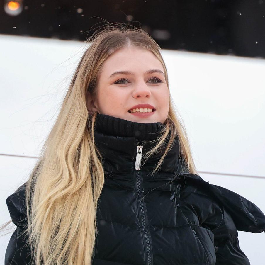 Фигуристка Трусова исполнила тройной аксель на тренировке. Фигуристка Александра Игнатова (до замужества – Трусова) показала на тренировке, как ей удалось выполнить тройной аксель