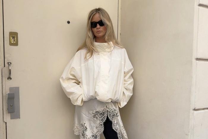 Секрет стильных образов: почему модные блогеры выбирают белую ветровку