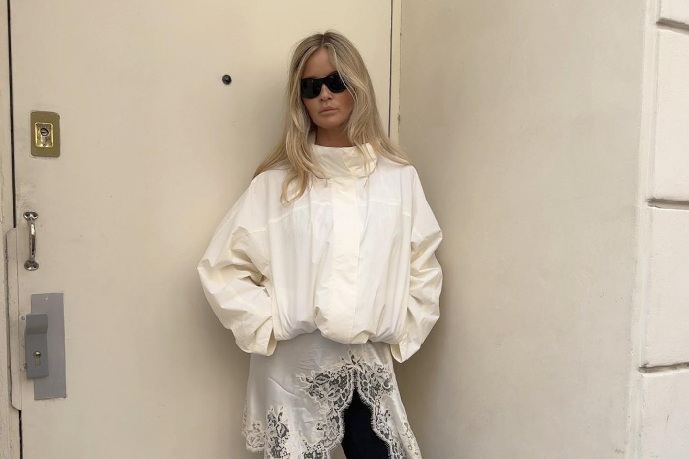Секрет стильных образов: почему модные блогеры выбирают белую ветровку