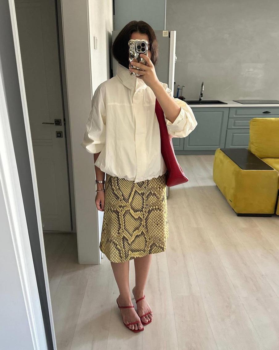 Белая лёгкая куртка отлично сочетается не только с брюками, но и с юбками.