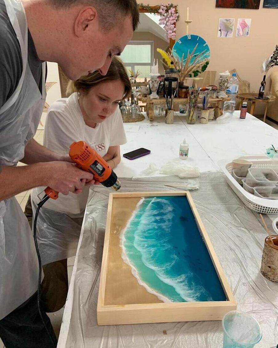 Создать "смоляную картину" можно и без опыта – всему научит наставник.