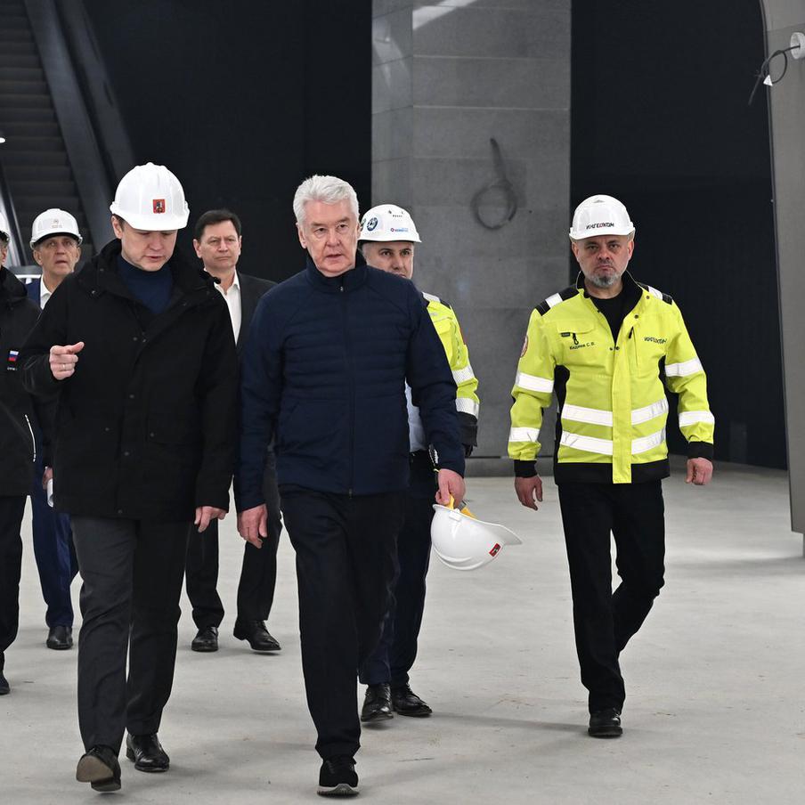 Собянин: началась проходка второго тоннеля на южном участке Троицкой линии метро. В Москве стартовало возведение второго тоннеля на южном отрезке Троицкой линии метрополитена, который соединит станции "Новомосковская" и "Сосенки". Об этом сообщил мэр столицы Сергей Собянин