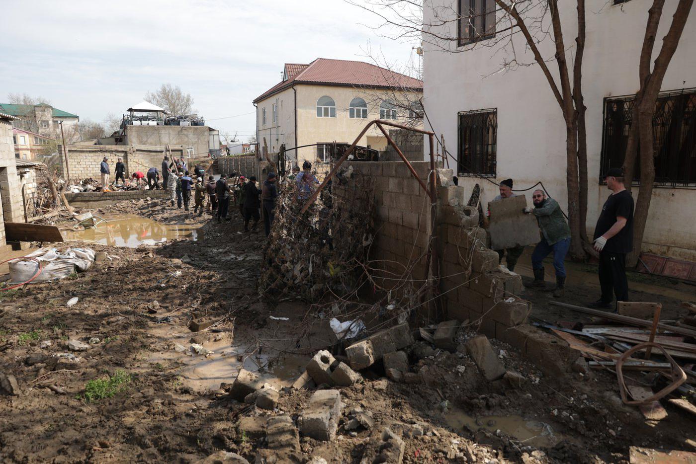 Спасатели ликвидируют последствия потопа в одном из районов Махачкалы.