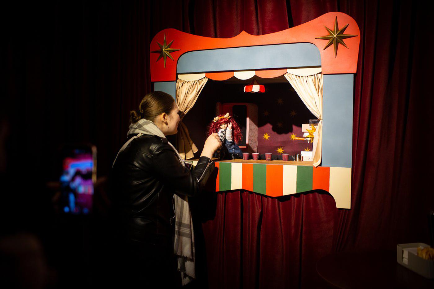 Забрирая кофе, каждый пожал Алине её маленькую ручку – видимо, куколка хорошо справилась с работой.