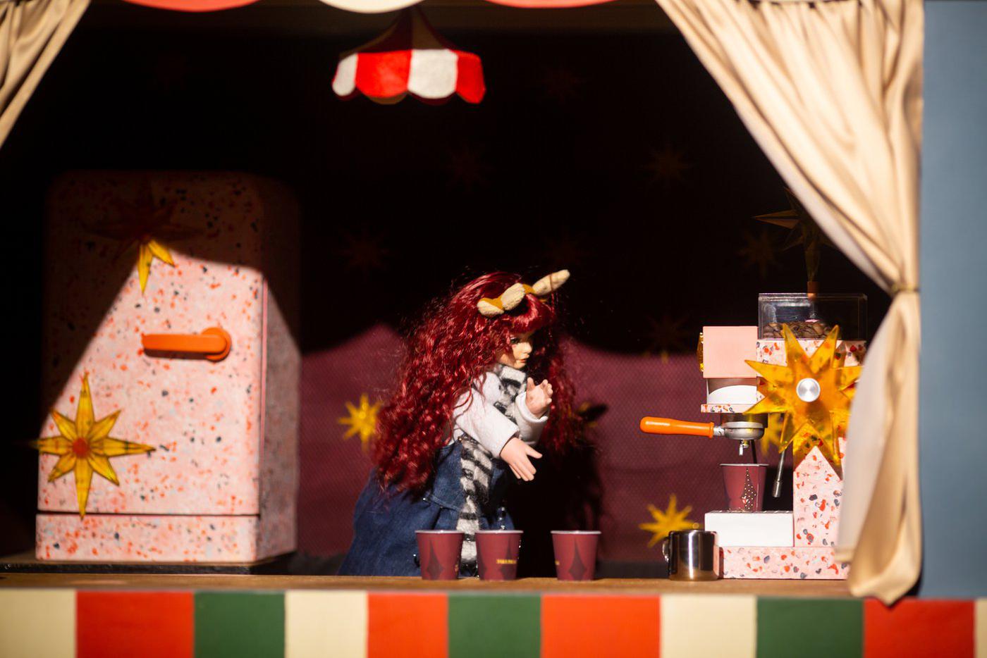 Бариста довольно потирает руки – наплыв посетителей сегодня будет большой.