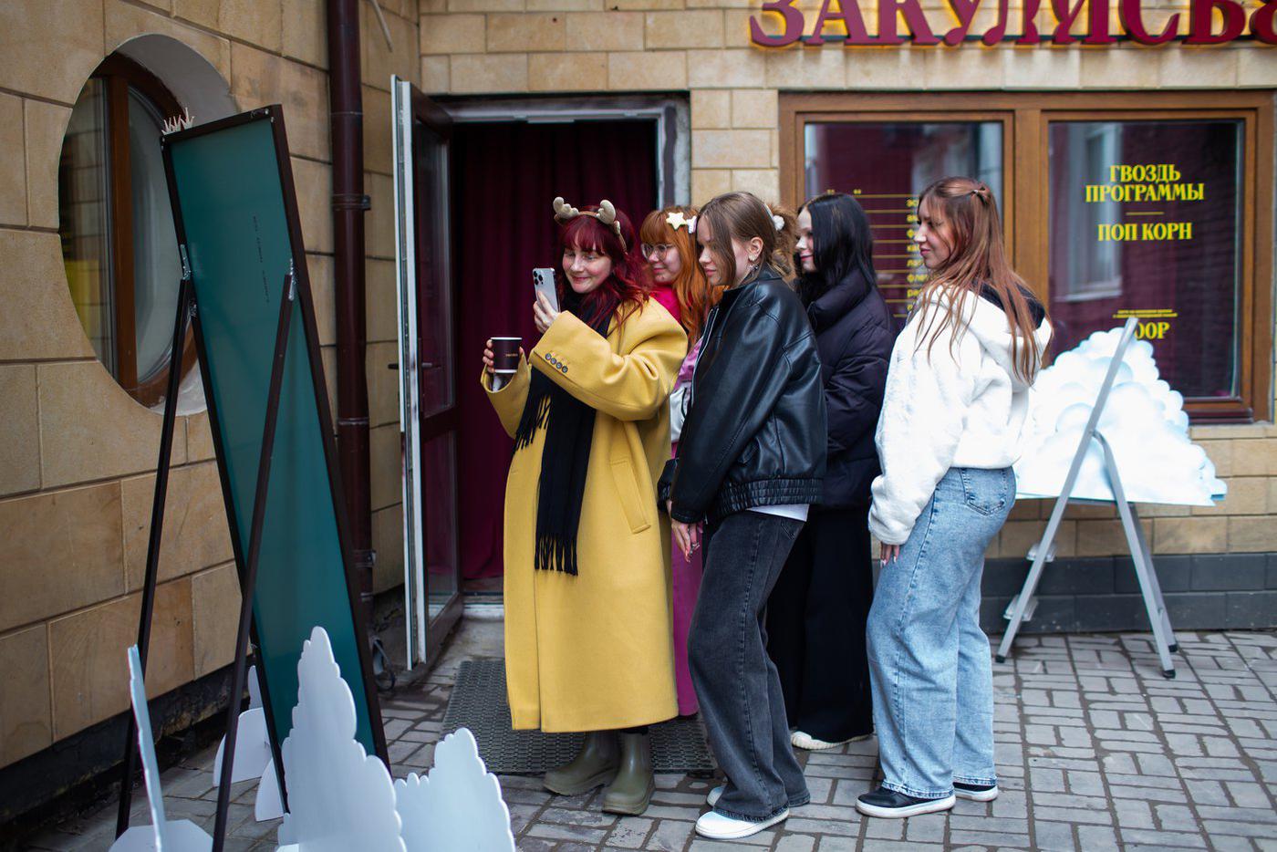 Хозяйка заведения занимает очередь разговорами и фотосессиями.