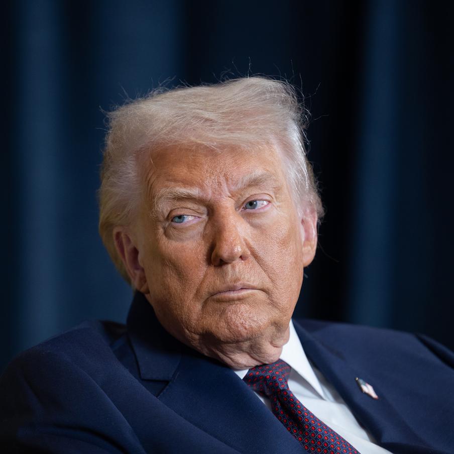 Трамп пригрозил властям Ирана разрушительными ударами при отказе от сделки. Американский президент Дональд Трамп заявил, что Иран будут ждать разрушительные атаки, которые страна ранее никогда не испытывала, в случае провала мирных переговоров между Тегераном и Вашингтоном