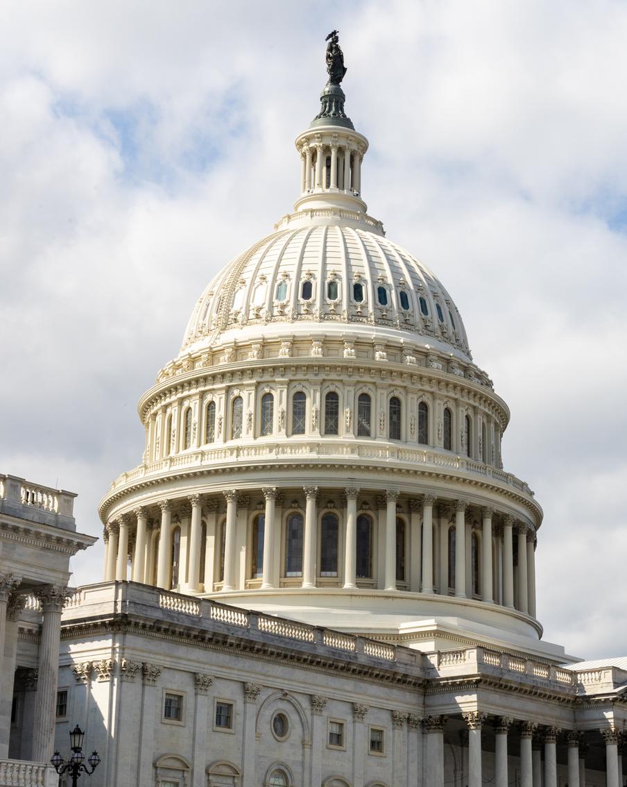 Венгрия купила у США сырую нефть на сумму около 500 миллионов долларов. По итогам визита вице-президента США Джей Ди Вэнса в Будапешт стало известно о закупке Венгерской энергетической компанией американской сырой нефти на сумму около 500 миллионов долларов