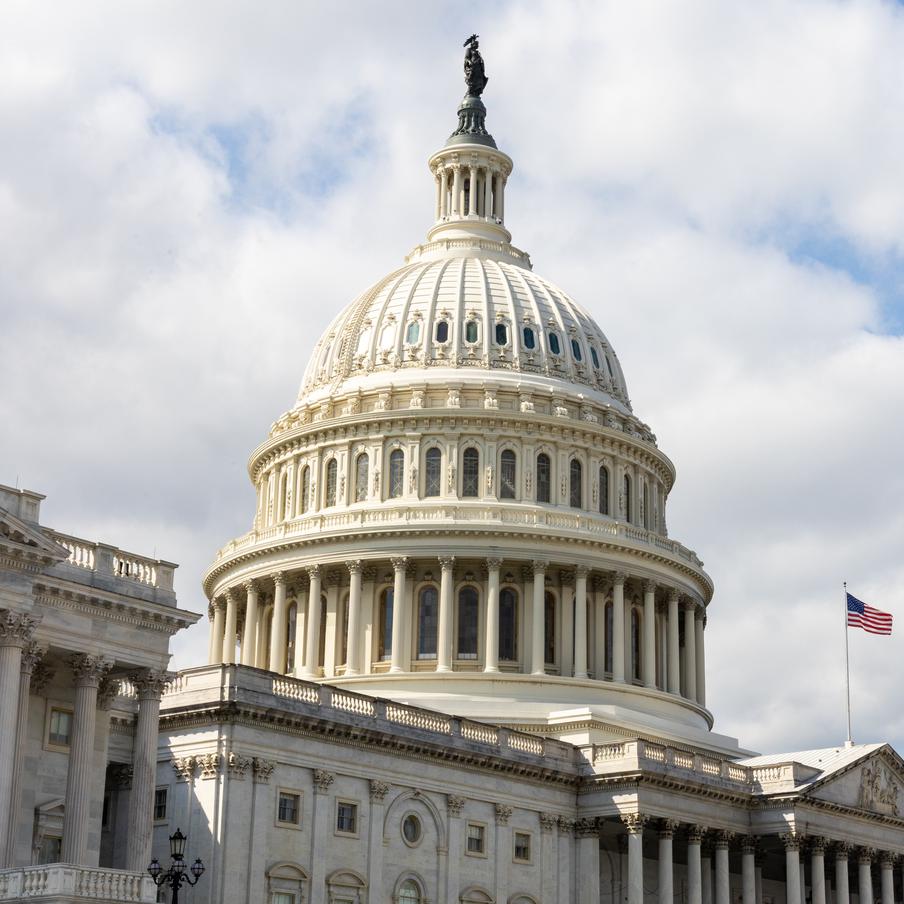 Венгрия купила у США сырую нефть на сумму около 500 миллионов долларов. По итогам визита вице-президента США Джей Ди Вэнса в Будапешт стало известно о закупке Венгерской энергетической компанией американской сырой нефти на сумму около 500 миллионов долларов