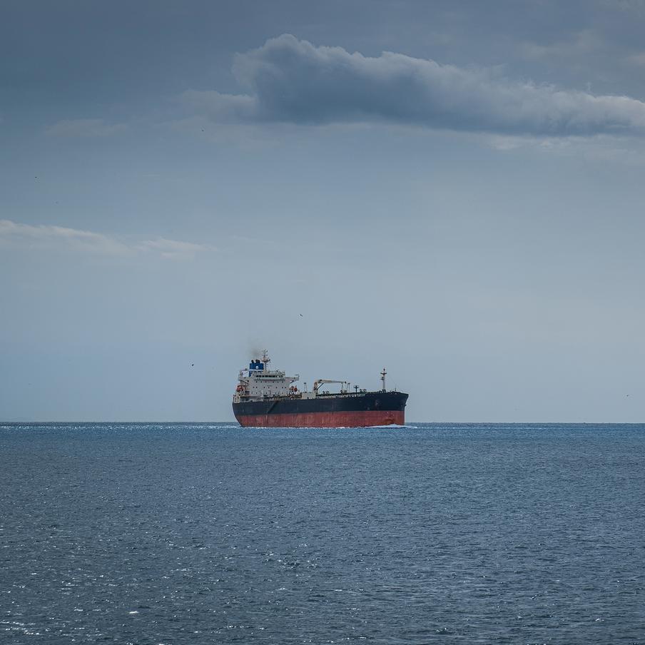 Российский фрегат сопроводил два танкера теневого флота в пути через Ла-Манш. Два подсанкционных нефтяных танкера смогли пересечь Ла-Манш и проплыть у южного побережья Великобритании под защитой российского фрегата. Отмечается, что их преследовало судно британского флота