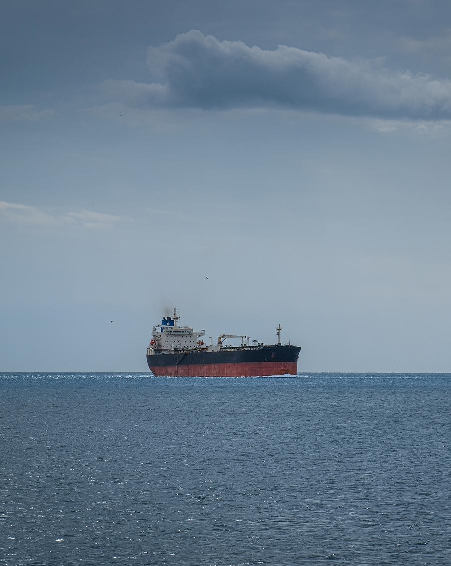 Российский фрегат сопроводил два танкера теневого флота в пути через Ла-Манш. Два подсанкционных нефтяных танкера смогли пересечь Ла-Манш и проплыть у южного побережья Великобритании под защитой российского фрегата. Отмечается, что их преследовало судно британского флота