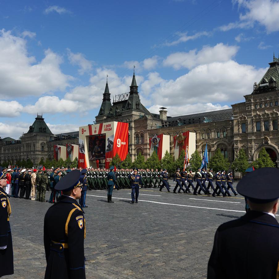 В Госдуме предостерегли о возможных попытках ВСУ сорвать парад Победы. Депутат Государственной думы Алексей Журавлёв заявил, что украинские военные могут предпринять попытку сорвать традиционный парад Победы в Москве. Он подчеркнул, что для этого ВСУ используют имеющиеся у Киева беспилотники