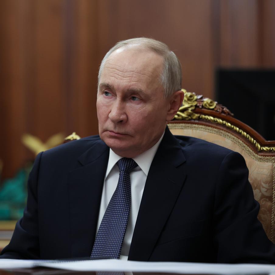 Путин пока не решил, будет ли Россия объявлять пасхальное перемирие с Украиной. Российский президент пока ещё размышляет о судьбе возможного пасхального перемирия с Украиной. Годом ранее в Кремле объявляли о пасхальном перемирии в зоне боевых действий с 19 по 21 апреля