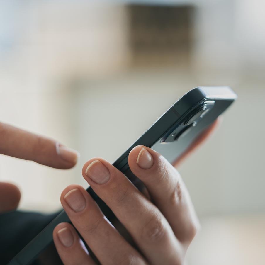 Мошенники придумали новую схему обмана россиян при помощи пасхальных открыток. Россияне могут получать от мошенников поздравления с Пасхой для взлома устройства жертвы. Отмечается, что в сообщениях преступники размещают ссылки, предназначенные для заражения вирусом телефонов