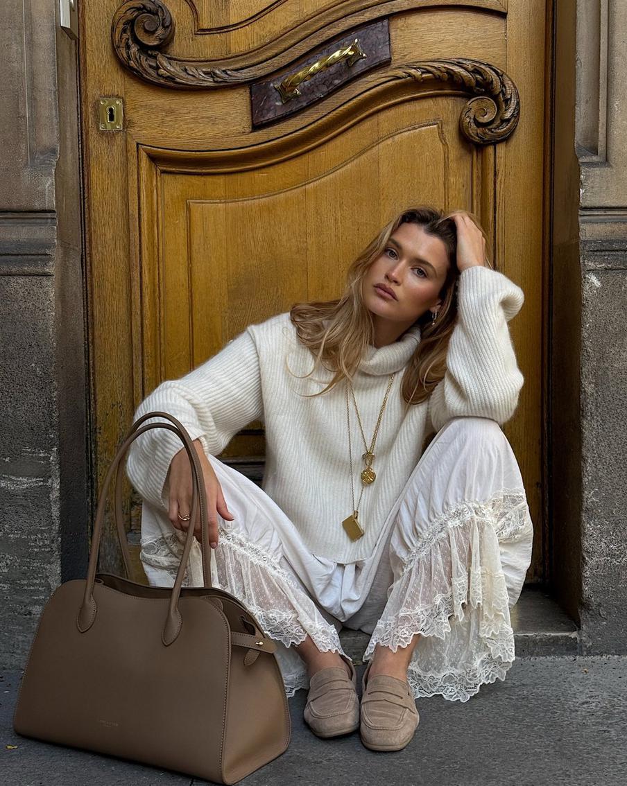 Чтобы разнообразить нейтральную базу, сочетайте разные фактуры.