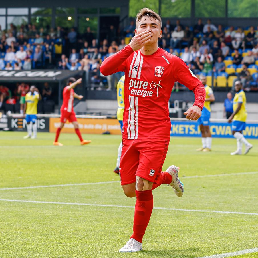 Российский футбольный союз рассмотрит инцидент с Манфредом Угальде 16–17 апреля. Контрольно-дисциплинарный комитет Российского футбольного союза (РФС) принял решение рассмотреть случай с попаданием в голову футболисту Манфреду Угальде кинутой с трибун бутылки