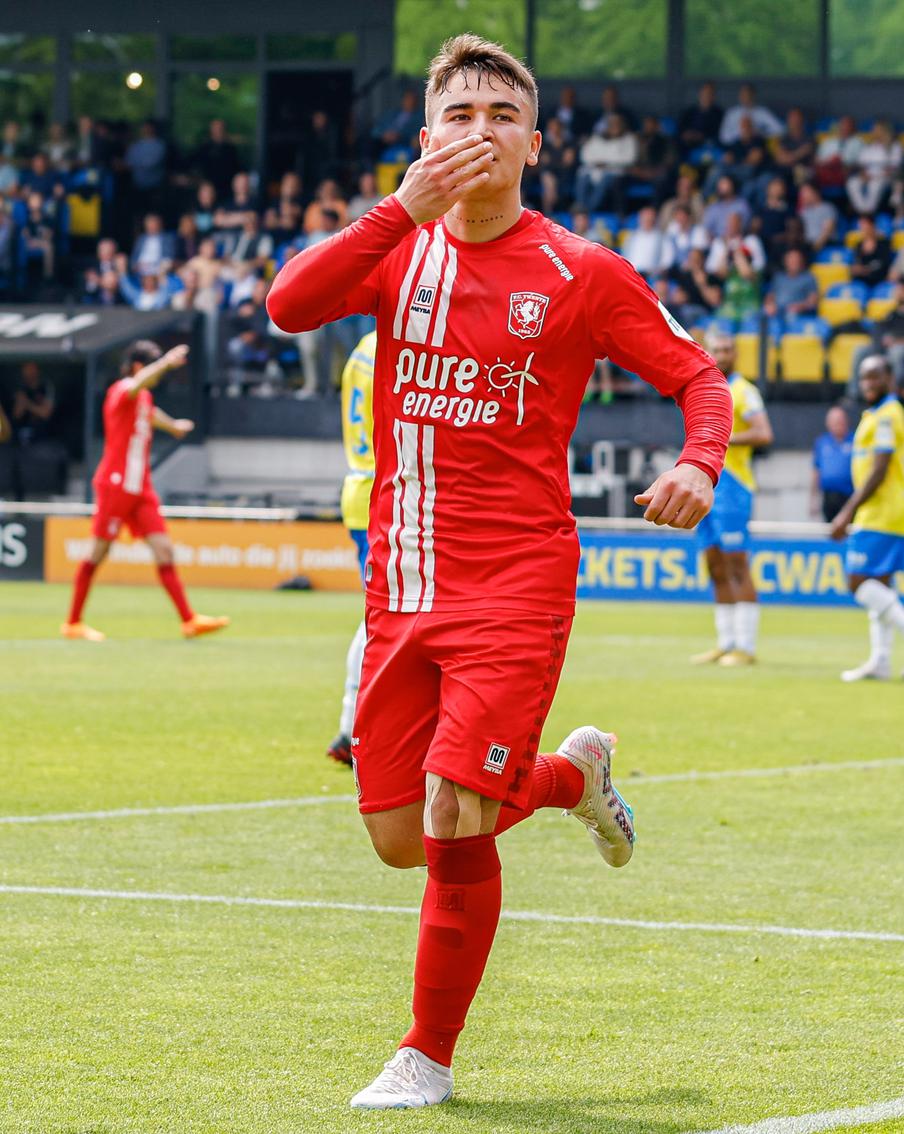 В РФС рассмотрят случай с попаданием пластиковой бутылки в игрока "Спартака" Манфреда Угальде