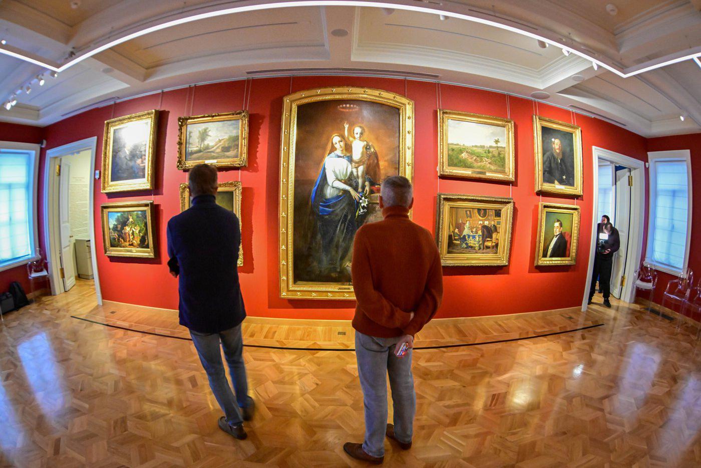 Картины Павла и Сергея Третьяковых "смотрят" друг на друга со стен их родового гнезда.