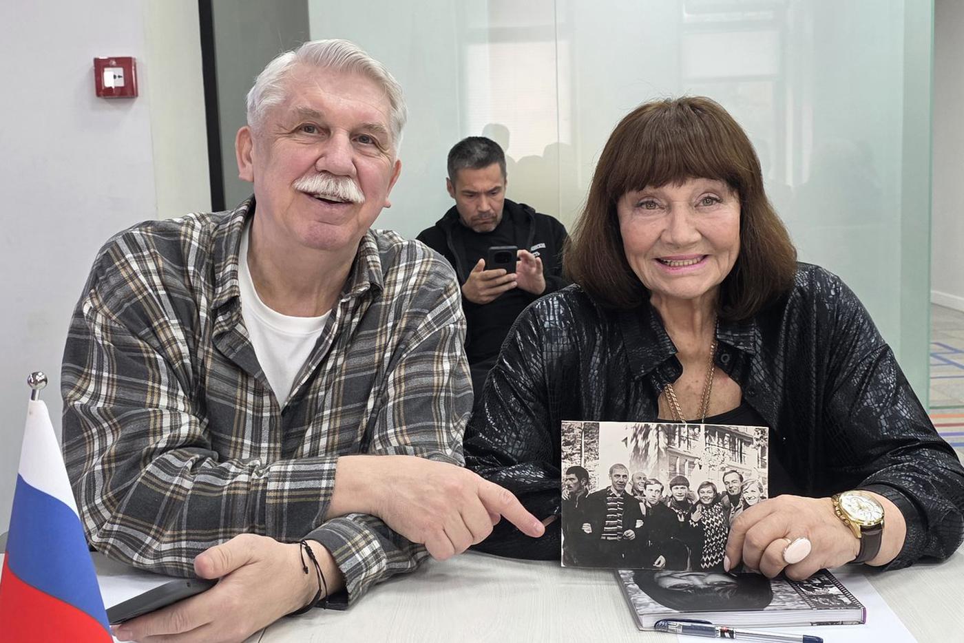 Лариса Лужина и Сергей Баталов на кругом столе в Бишкеке.