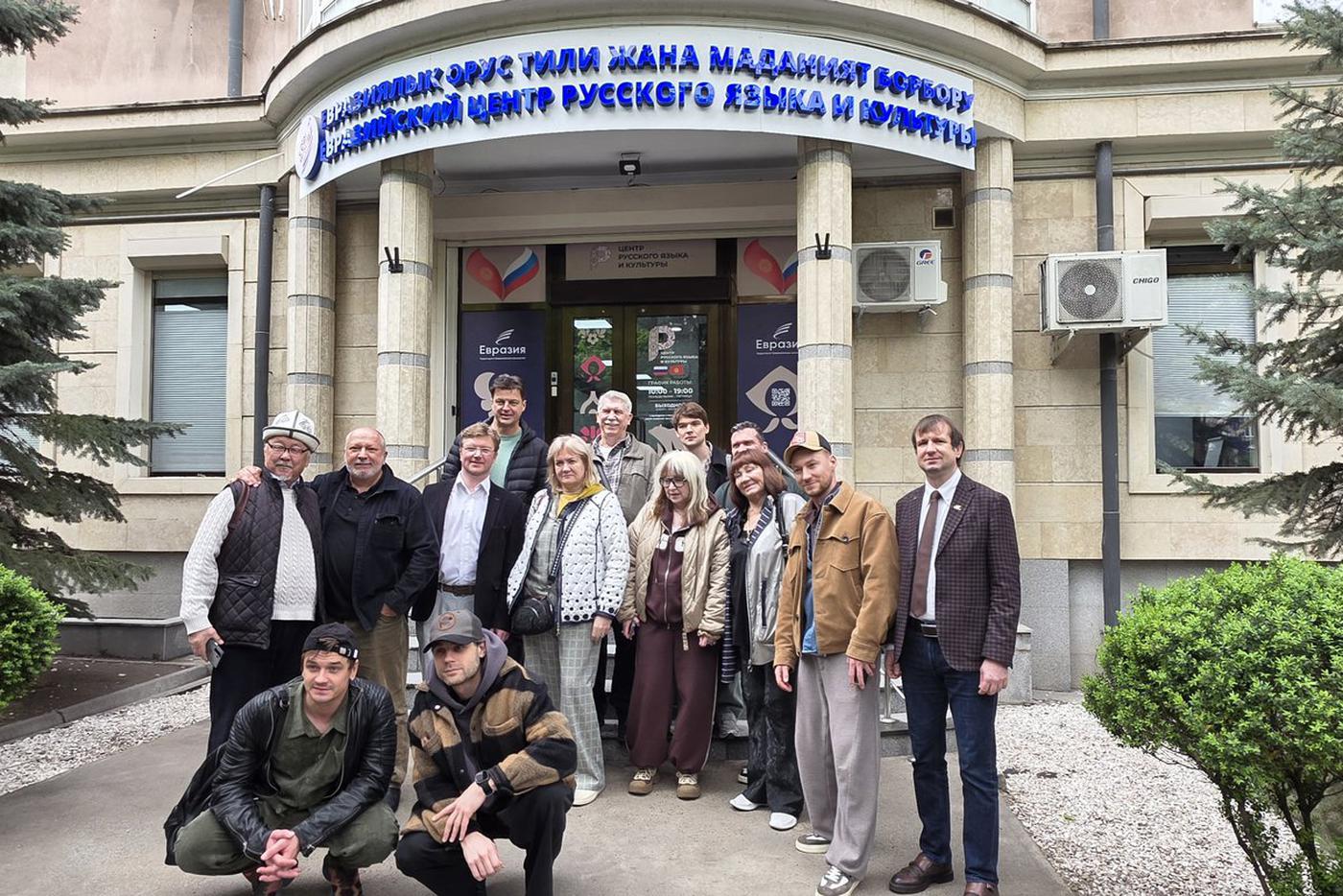 Участники памятных мероприятий по случаю 90-летия со дня рождения Станислава Говорухина.