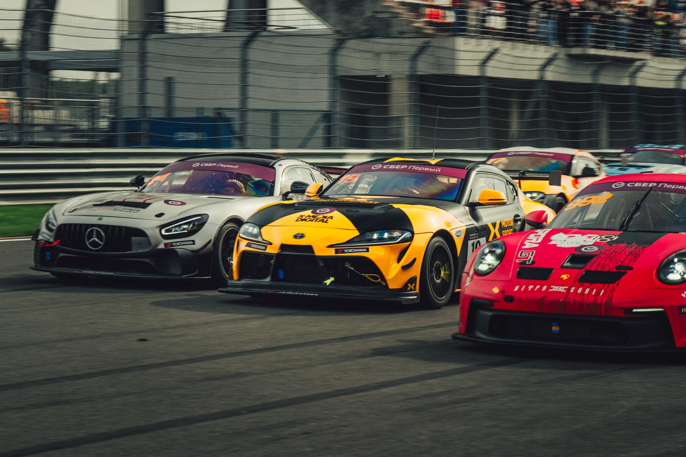 Мощные суперкары вступают  в борьбу, открывая новый сезон.
