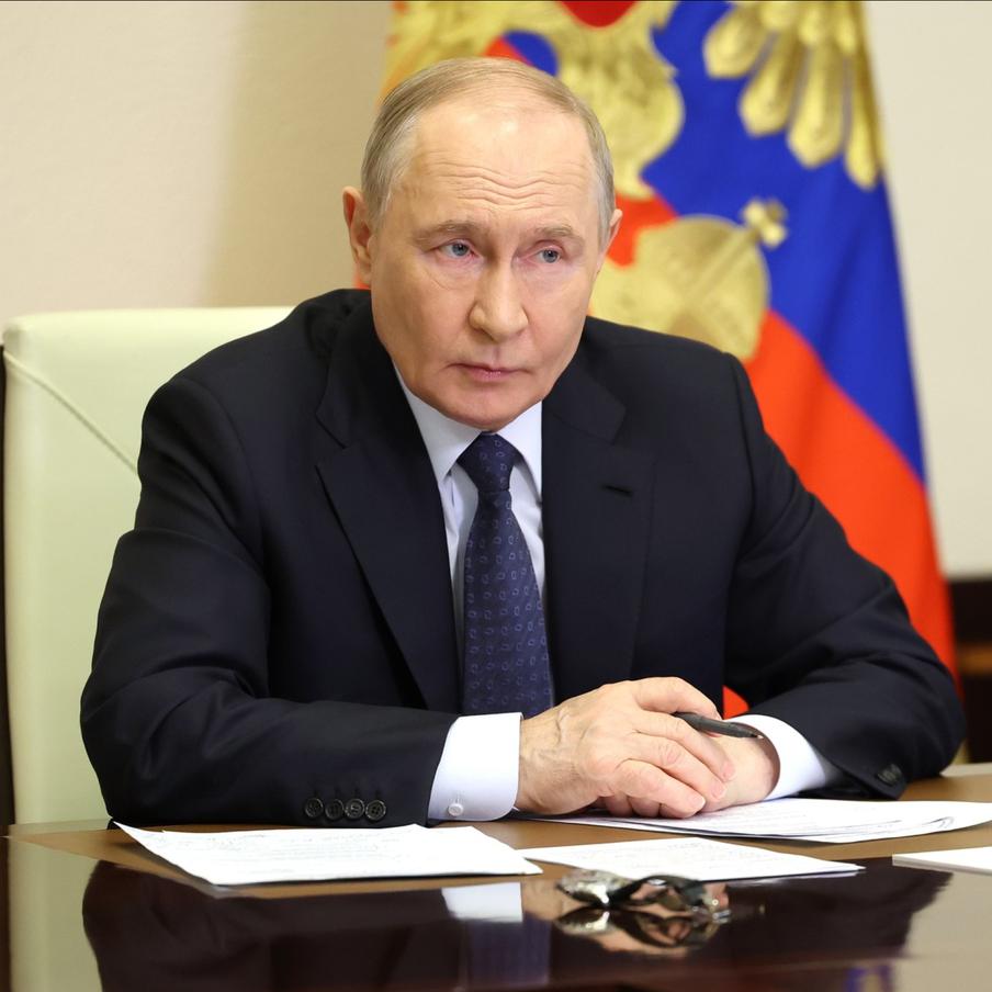 Владимир Путин объявил пасхальное перемирие. Украинский лидер Владимир Зеленский сообщил о готовности поддержать пасхальную инициативу президента России. Однако Путин всё равно отметил, что войска должны быть готовы пресечь возможные провокации со стороны Киева