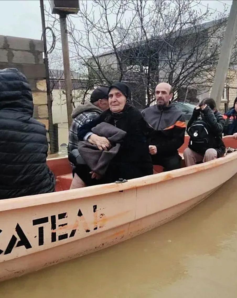 МЧС дополнительно направило в Дагестан 100 спасателей. В регионе остаются затопленными 1 091 жилой дом, 1 146 приусадебных участков и 70 участков дорог в 6 муниципальных образованиях в 8 населённых пунктах