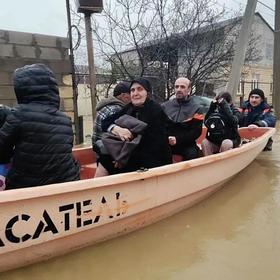 МЧС дополнительно направило в Дагестан 100 спасателей. В регионе остаются затопленными 1091 жилой дом, 1146 приусадебных участков и 70 участков дорог в 6 муниципальных образованиях в 8 населённых пунктах