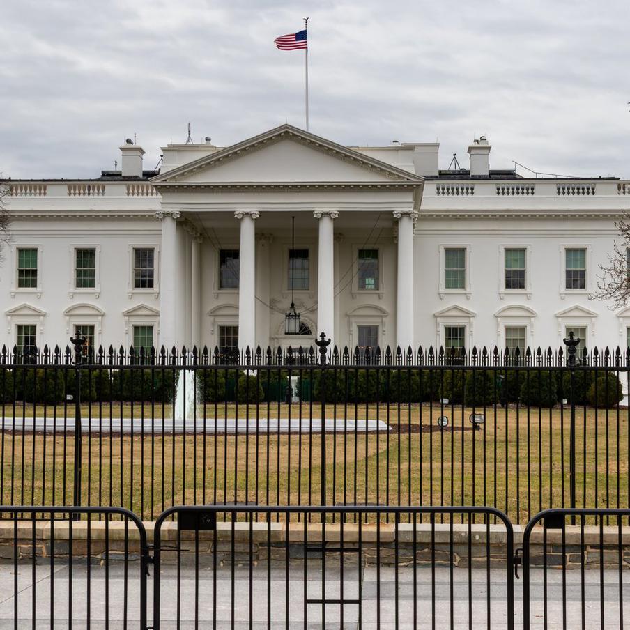 Белый дом призвал сотрудников воздержаться от спекулятивных ставок на торгах. За несколько минут до объявления президентом США Дональдом Трампом приостановки ударов по электростанциям и инфраструктуре Ирана были совершены сделки с нефтяными фьючерсами на сумму более $760 млн