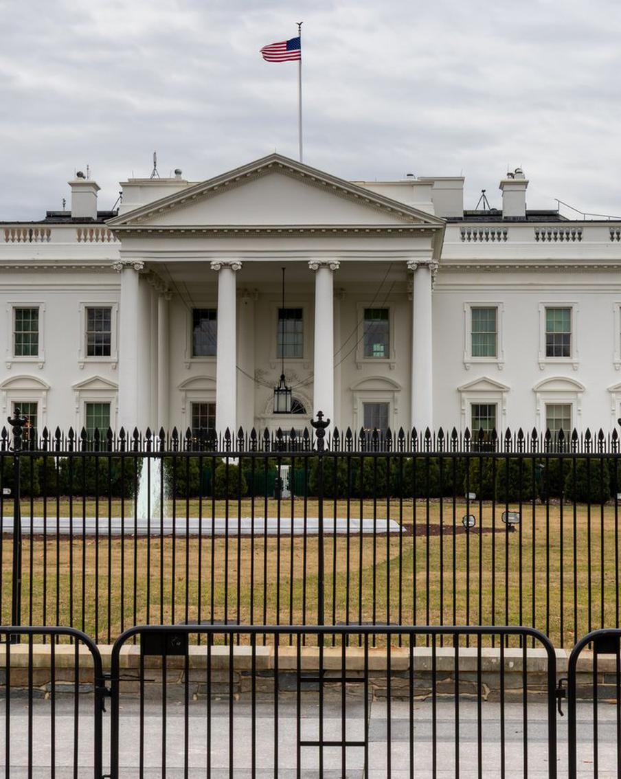 Белый дом призвал сотрудников воздержаться от спекулятивных ставок на торгах. За несколько минут до объявления президентом США Дональдом Трампом приостановки ударов по электростанциям и инфраструктуре Ирана были совершены сделки с нефтяными фьючерсами на сумму более $760 млн