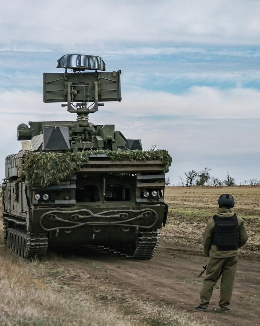 Более 150 украинских ВСУ сбили за ночь в России. Наибольшее количество БПЛА – 57 – уничтожено в Волгоградской области. В Суровикинском районе повреждены пять жилых домов