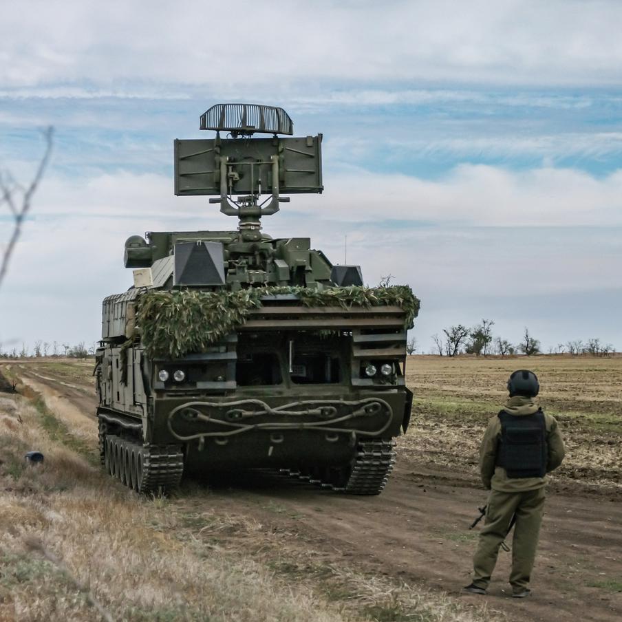 Более 150 украинских ВСУ сбили за ночь в России. Наибольшее количество БПЛА – 57 – уничтожено в Волгоградской области. В Суровикинском районе повреждены пять жилых домов