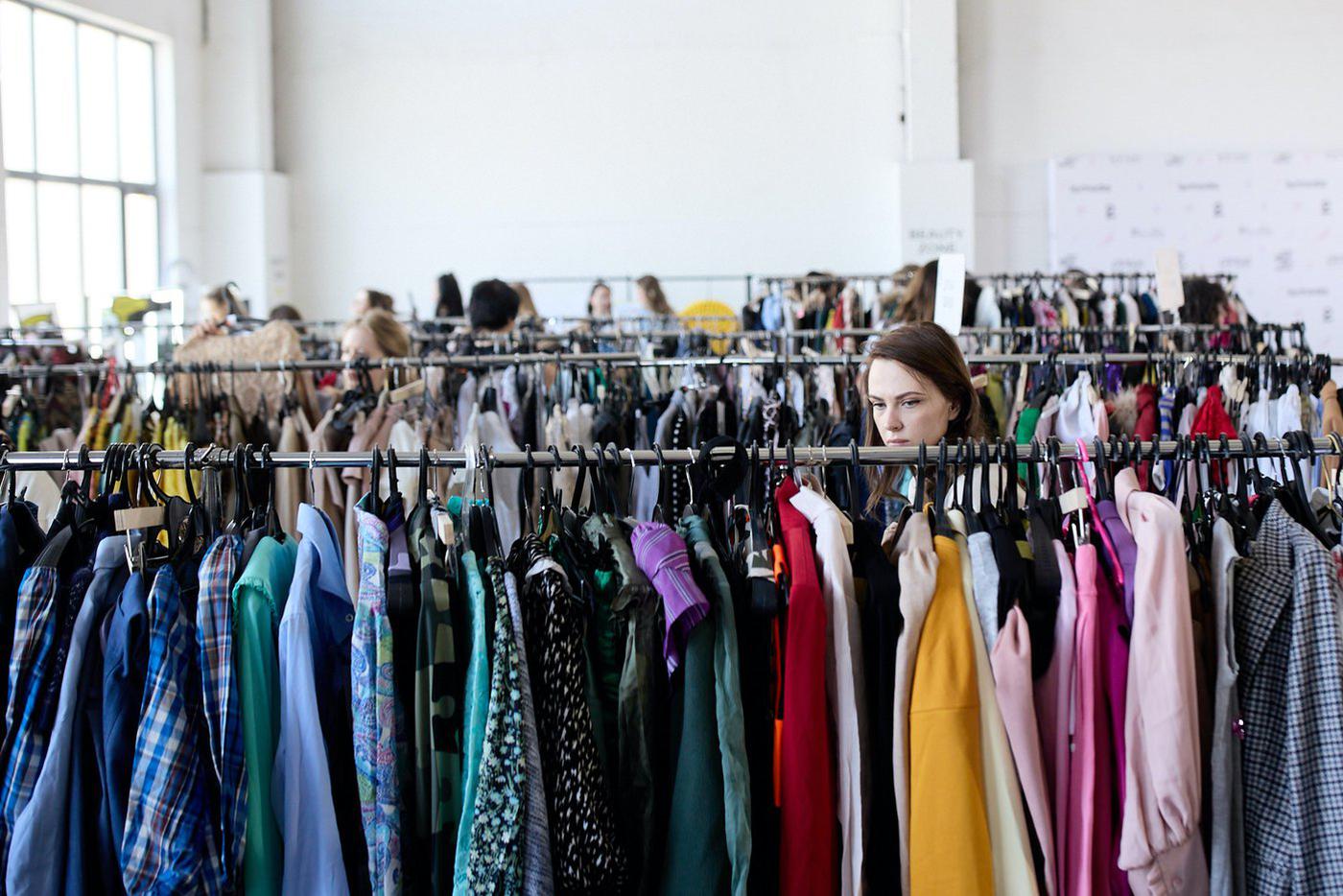 Фестиваль поддерживает идею осознанной заботы о себе и других, превращая шопинг в способ помочь тем, кто проходит путь восстановления.