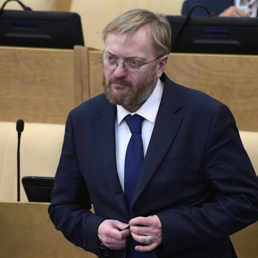 Милонов раскритиковал "бездуховный" пасхальный кулич за 100 тысяч рублей. Одна из московских кондитерских выставила на продажу кулич "Кремлёвский" весом в четыре килограмма и с невероятной ценой. Зампред думского комитета по защите семьи, вопросам отцовства, материнства и детства выразил своё недовольство "новинкой"