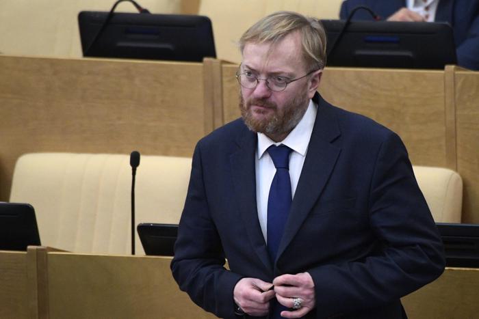 Депутат Виталий Милонов назвал "бездуховным" кулич на 100 тысяч рублей