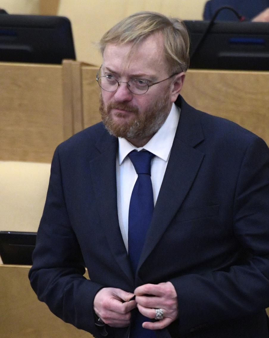 Милонов раскритиковал "бездуховный" пасхальный кулич за 100 тысяч рублей. Одна из московских кондитерских выставила на продажу кулич "Кремлёвский" весом в четыре килограмма и с невероятной ценой. Зампред думского комитета по защите семьи, вопросам отцовства, материнства и детства выразил своё недовольство "новинкой"