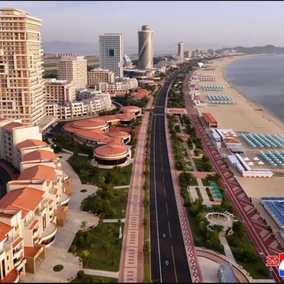 Прямой рейс на курорт в Северную Корею появится в Москве. Речь идёт о крупном туристическом центре "Вонсан-Кальма", который был открыт для посетителей в июне 2025 года. Строительство комплекса курировал лично Ким Чен Ын