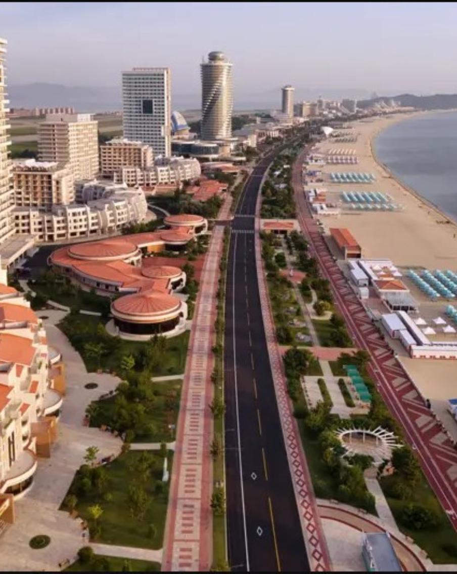 Прямой рейс на курорт в Северную Корею появится в Москве. Речь идёт о крупном туристическом центре "Вонсан-Кальма", который был открыт для посетителей в июне 2025 года. Строительство комплекса курировал лично Ким Чен Ын