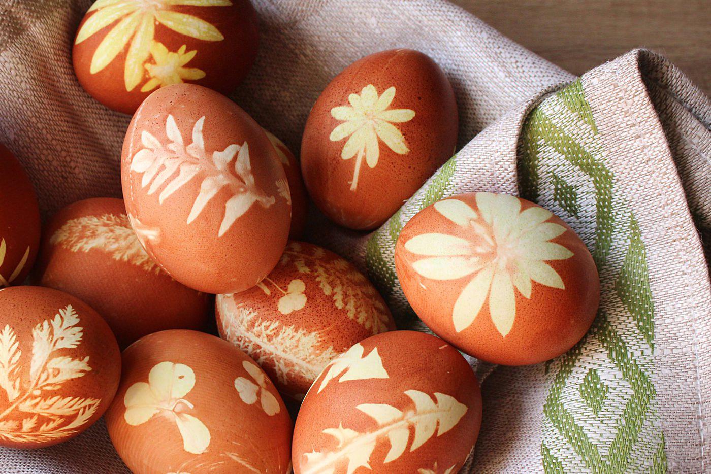 Откажитесь от пластиковых наклеек и украсьте яйца самостоятельно.
