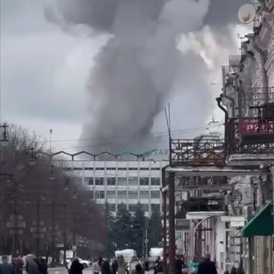При взрыве на складе пиротехники во Владикавказе пострадали дети. На месте происшествия в центре города на Северном Кавказе работают спасатели. Предварительная причина взрыва – неправильное хранение взрывоопасных предметов. Столб дыма высотой 30 метров было видно из разных районов города