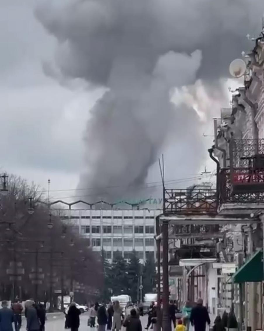 При взрыве на складе пиротехники во Владикавказе пострадали дети. На месте происшествия в центре города на Северном Кавказе работают спасатели. Предварительная причина взрыва – неправильное хранение взрывоопасных предметов. Столб дыма высотой 30 метров было видно из разных районов города