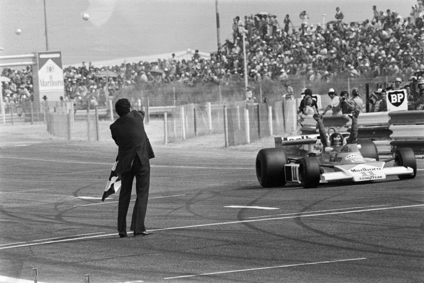 4 июля 1976 года. Джеймс Хант пересекает финиш во Франции. Есть победа!