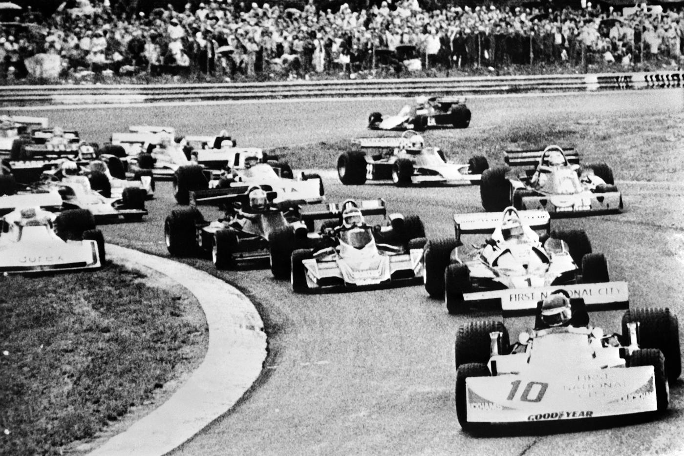 1 августа 1976 года. Чемпион "Ф-1" Ники Лауда позади десятого номера Ронни Петерсона на трассе в Германии. 