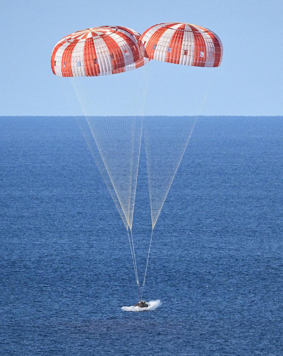 Экипаж первой за полвека миссии к Луне Artemis II вернулся на Землю. Все члены первой с 1972 года пилотируемой лунной миссии Artemis II успешно вернулись на Землю. В ночь на 11 апреля космический корабль "Орион" штатно приводнился недалеко от американского Сан-Диего