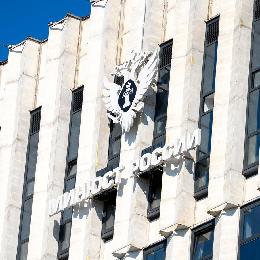 Минюст России признал иноагентом дядю дизайнера Артемия Лебедева. Родственник российского дизайнера Артемия Лебедева оказался в списке иноагентов 10 апреля. Проживающий за границей телеведущий Иван Толстой является братом матери дизайнера