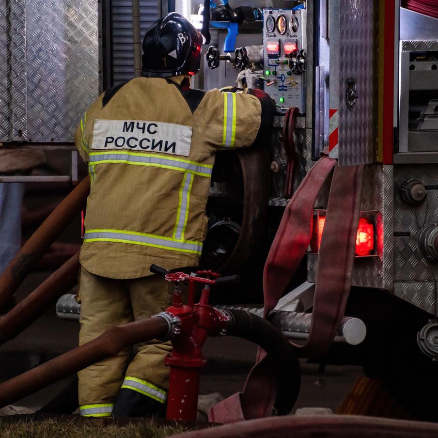 Пять человек госпитализированы с места пожара в многоквартирном доме в Мытищах. После ликвидации последствий пожара в одной из квартир в жилом доме в Мытищах были госпитализированы пять человек. Ещё один мужчина в результате происшествия погиб