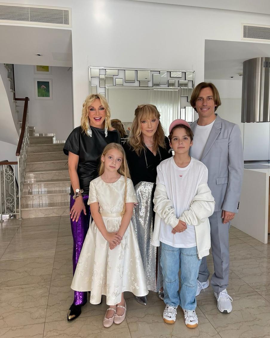 Алла Пугачёва с семьёй.