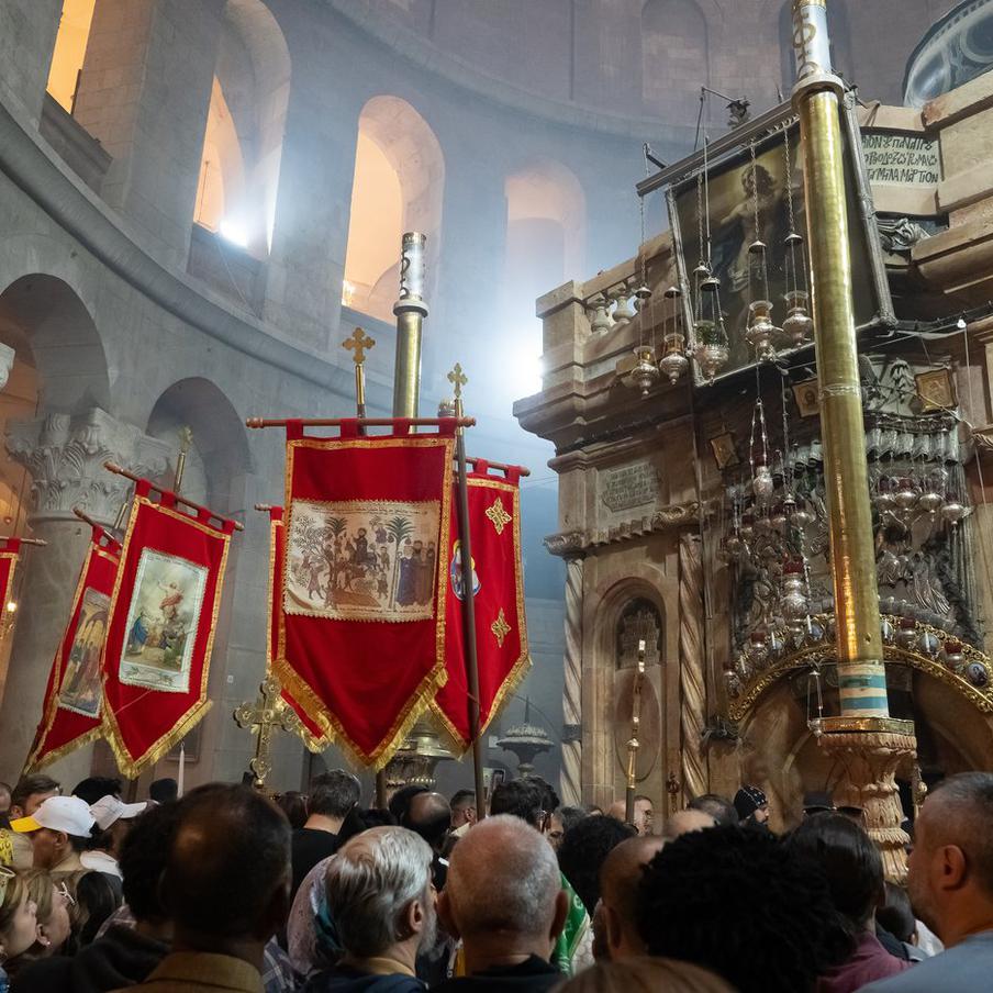 Российская делегация прибыла в храм Гроба Господня и ждёт Благодатный огонь. Делегация Фонда Андрея Первозванного находится у храма Гроба Господня в ожидании схождения Благодатного огня. Уже вечером его частица окажется в храме Христа Спасителя