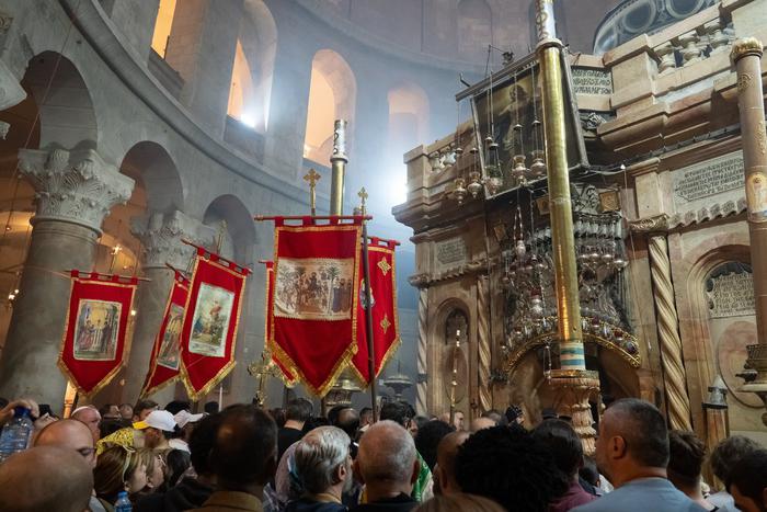 Делегация России уже ожидает схождения Благодатного огня около храма Гроба Господня